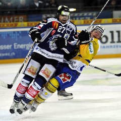 Josh Holden vom EVZ (links) gegen den Davoser Sandro Rizzi. (Bild: Keystone/Sigi Tischler)
