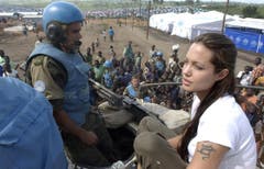 Jolie im Gespräch mit uruguayischen Soldaten in Kongo. (Bild: Keystone)