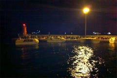 Rettungsboote der Costa Concordia bei der Ankunft im Hafen von Giglio. (Bild: Keystone / EPA)