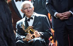 Der mit dem Millennium-Bambi geehrte Finanzminister Wolfgang Schäuble nutzte seine Rede für eine Mahnung. Er sprach seinen Laudator, den Präsidenten des Internationalen Olympischen Komitees, Thomas Bach, direkt an. Der Sport müsse erhalten bleiben in seiner Liebenswürdigkeit. Man dürfe ihn nicht kaputtmachen durch Übermass. Das sei auch das Problem beim Zusammenbruch der Finanzmärkte. "Immer ist am Ende das Übermass schuld, dass es auch sich zerstören kann." (Bild: EPA / Britta Pedersen)