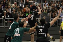 Kriens Boris Stankovic (Mitte) gegen Diomidis Argous Davor Taskovic (links) und Raqi Marango (Nr. 13). (Bild: Philipp Schmidli/Neue LZ)