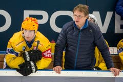 Der Davoser Stuermer Perttu Lindgren, links, und der Davos Trainer Arno Del Curto. (Bild: Keystone)