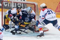Zug-Goalie Tobias Stephan klärt gegen Roman Wick, rechts, vom ZSC. (Bild: Urs Flueeler / Keystone (Zug, 20. März 2018))