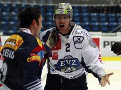 Kloten Flyers Stürmer Victor Stancescu im Disput mit Zugs Verteidiger Alessandro Chiesa.