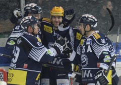 Die Ambri-Spieler feiern das Tor von Alexandre Giroux (Mitte) zum 1:0. (Bild: Keystone)