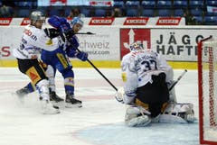 Klotens Matthias Bieber (Mitte) im Duell mit Andrew Hutchinson. (Bild: Keystone)