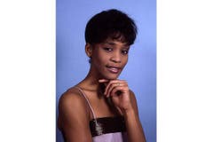 Whitney Houston wurde am 9. August 1963 in Newark, New Jersey, geboren. Erste Schallplattenaufnahmen machte sie bereits im Alter von 14 Jahren. Parallel zu ihren Aktivitäten als Sängerin verfolgte sie anfänglich eine erfolgreiche Modelkarriere. Im Bild Whitney Houston im Jahr 1985. (Bild: Imago)