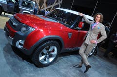 Als überzeugter Land Rover Fahrer liess es sich Andreas Thiel nicht nehmen in der Zukunftsstudie DC100 des legendären Defenders Probe zu sitzen. (Bild: Keystone)