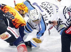 Glen Metropolit (links) gegen Simon Gamache (rechts). (Bild: Keystone/Urs Flüeler)