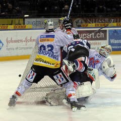 Zugs Andreas Furrer (Mitte) scheitert an Gianni Ehrensperger (links) und Torhüter Reto Berra. (Bild: Keystone)