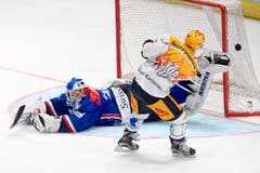 Zugs Topscorer Lino Martschini, rechts, verschiesst im Penaltyschiessen gegen Lukas Flüeler. (Bild: Urs Flüeler/Keystone)
