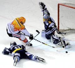 Nolan Schaefer (rechts) gegen Damien Brunner. (Bild: Keystone)