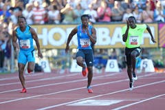 Yohan Blake (mitte) sprintet zum Meetingrekord. Er lässt Michael Frater (l.) und Rondel Sorrillo hinter sich. (Bild: Philipp Schmidli/Neue LZ)