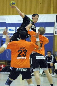 Wuchtig: Benjamin Steiger vom HC Kriens-Luzern. (Bild: Pius Amrein/Neue LZ)