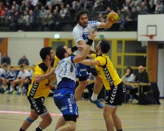 Der Krienser Boris Stankovic (am Ball) erzielte mehrere spektakuläre Treffer. (Bild: Urs Hanhart / UZ)