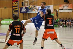 HCK-Spieler Daniel Baverud wird von David Graubner aufgehalten. (Bild: Roger Zbinden / Neue LZ)