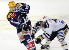 Damien Brunner, links, im Kampf gegen Flavien Conne. (Bild: Keystone)