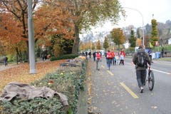 Bilder von unterwegs: Eindrücke von der Laufstrecke und auf Nebenschauplätzen. (Bild: Claude Hagen/LZ)