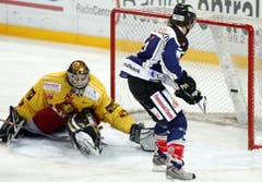 Fabian Sutter trifft zum 1:0 für Zug. (Bild: Keystone)