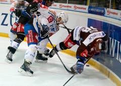 Der Zürcher Ryan Keller, rechts, und der Zuger Robin Grossmann, links, kämpfen um den Puck. (Bild: Keystone)