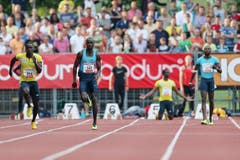 Ndure Jaysuma Saidy gewinnt den 100m A-Lauf der Männer, Verwirrung bei Antoine Adams (zweiter von rechts) und Richard Thompson (rechts). (Bild: Philipp Schmidli / Neue LZ)