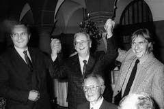 Walter Roderer feiert am 13. November 1987 im Stadthaus in Zürich das Jubiläum «30 Jahre Gastspieltheater Walter Roderer». V.l.n.r.: Stadtpräsident Thomas Wagner, Roderer, Emil Steinberger. (Bild: Keystone / Str.)