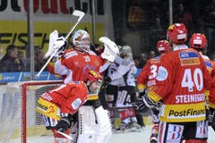 Reto Berra jubelt nach dem Schlusspfiff. (Bild: Keystone)