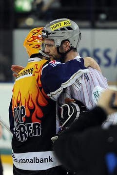 Zugs Topskorer Damien Brunner (links) umarmt Martin Steinegger nach dem Spiel. (Bild: Keystone)