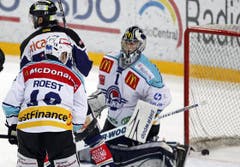 Lakers-Torhüter Daniel Manzato ist geschlagen: Sieg für den EV Zug. (Bild: Keystone)