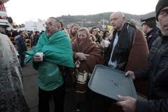 Eine Fähre bringt einige der Passagiere zum Hafen Porto Santo Stefano. (Bild: Keystone / AP)