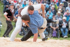 Reto Noetzli, links, und Lukas Doebeli im 4. Gang. (Bild: Urs Flüeler, Keystone / Rigi Staffel, 09.07.2017)