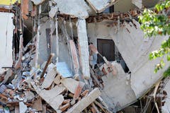 Ein schwer beschädigtes Haus in Cavezzo. (Bild: Keystone /AP)