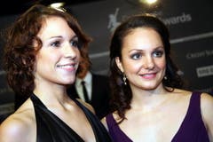 Eiskunstläuferin Sarah Meier (rechts) kam mit ihrer Schwester Nadja. (Bild: André Häfliger/Neue LZ)