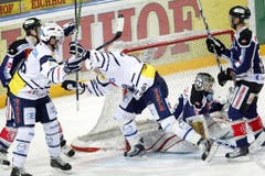 Joel Perrault, Mitte, von Ambri, trifft das Tor von Jussi Markkanen.