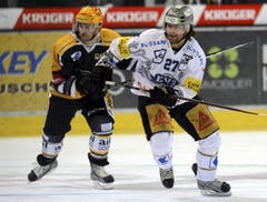 Zugs Josh Holden (rechts) gegen Luganos Brett McLean. (Bild: Keystone)