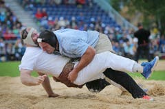 Daniel Bösch (oben). - Alter: 28. - Wohnort: Zuzwil. - Status: Eidgenosse. - Erfolge: Sieg am Unspunnen-Schwinget 2011, Kranz am Eidgenössischen 2007 in Aarau, zwei Siege am Nordostschweizer (2012 und 2014), Sieg am Schwägalp-Schwinget (2015). (Bild: Keystone)