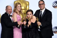 Der beste Film heisst "Spotlight", was auf Deutsch "Rampenlicht" bedeutet. In diesem standen nun (v. l.): Steve Golin, Blye Pagon Faust, Nicole Rocklin und Michael Sugar. (Bild: Keystone/EPA/Paul Buck)