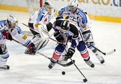 Zugs Patrick Oppliger, Mitte, von Zug im Spiel gegen Cedric Botter, rechts, und Torhüter Simon Rytz.