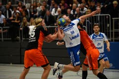 Thomas Hofstetter wird von zwei Gegenspielern in die Zange genommen. (Bild: Nadia Schärli)