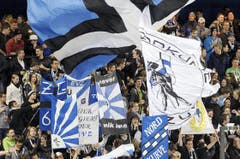 EVZ-Fans schwenken ihre Fahnen. (Bild: Pius Amrein / Neue LZ)