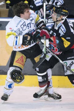 Zugs Fabian Schnyder (links) gegen Tristan Vauclair. (Bild: Keystone)