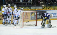 Die Fribourger Spieler jubeln. Der EV Zug-Goalie Michael Tobler ist geschlagen. (Bild: Keystone)
