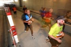 Der Lauf durch den Tunnel der Zentralbahn ist ein Highlight der fünften Austragung des Lucerne Marathons. (Bild: Eveline Beerkicher/Neue LZ)