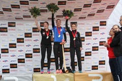Triumphierende Frauen: Siegerin Susanne Rüegger (Mitte), die Zweitplatzierte Petra Eggenschwiler (links) und Claudia Bernasconib(3. rechts). (Bild: Ramona Geiger/ Claude Hagen/LZ)
