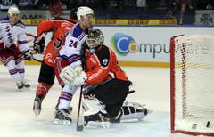 Jussi Markkanen stoppt Rangers Best Player Ryan Callahan. (Bild: Keystone)