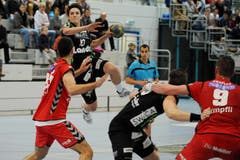 Springt am höchsten: Nicolas Raemy im Duell gegen Predrag Dacevic. (Bild: Boris Bürgisser / Neue LZ)