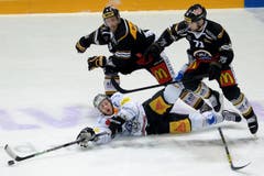 Luganos Steve Hirschi, links, Zugs Johan Morat, Mitte unten, und Luganos Fredrik Pettersson, rechts, kämpfen um den Puck. (Bild: Keystone Samuel Golay)