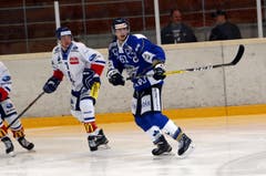 EVZ-Spieler Fabio Arnold (rechts) auf der Suche nach dem Puck. (Bild: Werner Schelbert / Neue ZZ)