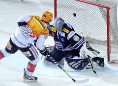 Damien Brunner scheitert im Penaltyschiessen an Ambri-Hüter Nolan Schaefer. (Bild: Keystone)