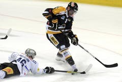 Zugs Lino Martschini versucht, Julien Vauclair vom Puck zu trennen. (Bild: Keystone)